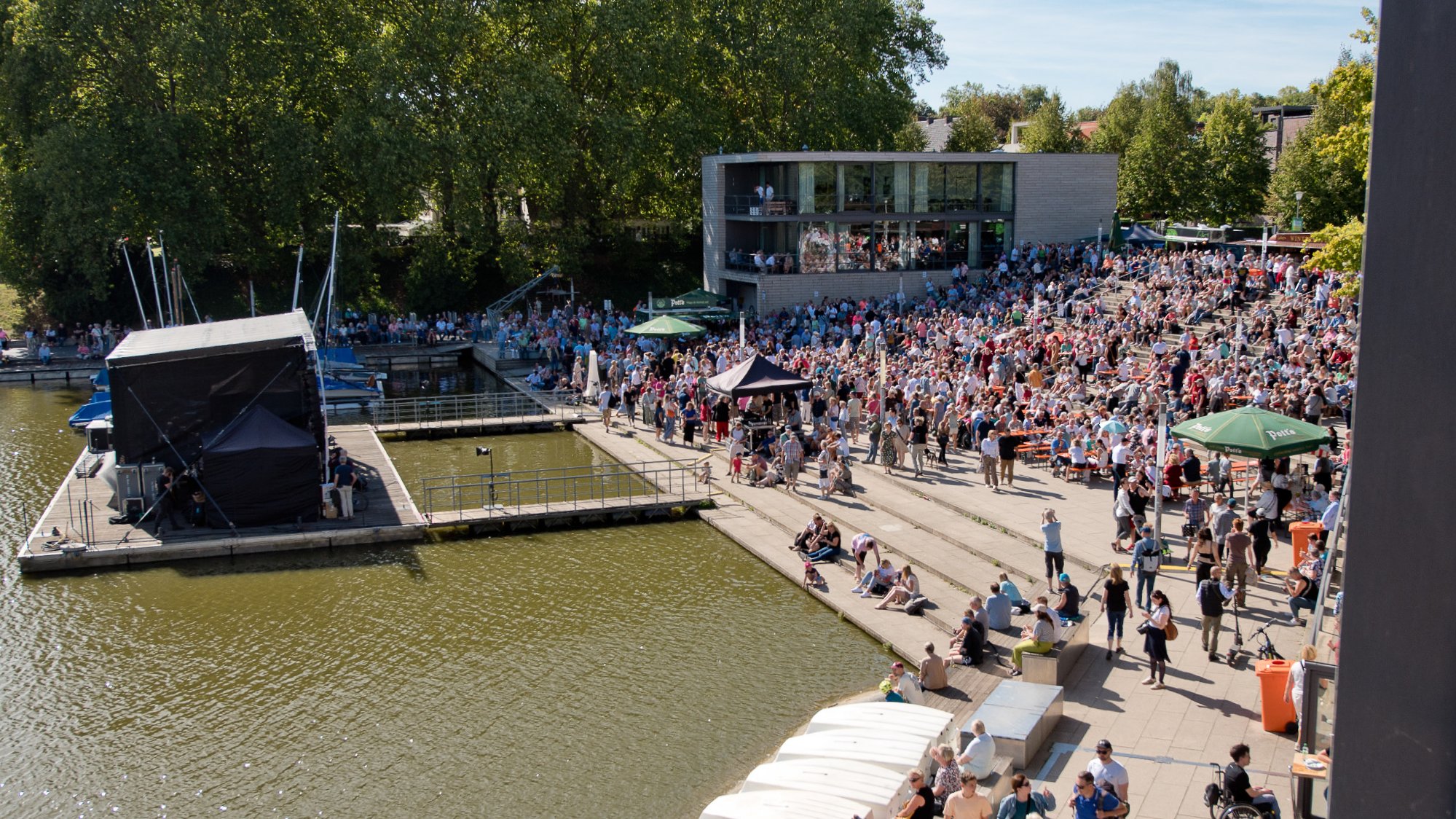 Viele Besucherinnen und Besucher beim Promi-Kellnern an den Aaseeterrassen.