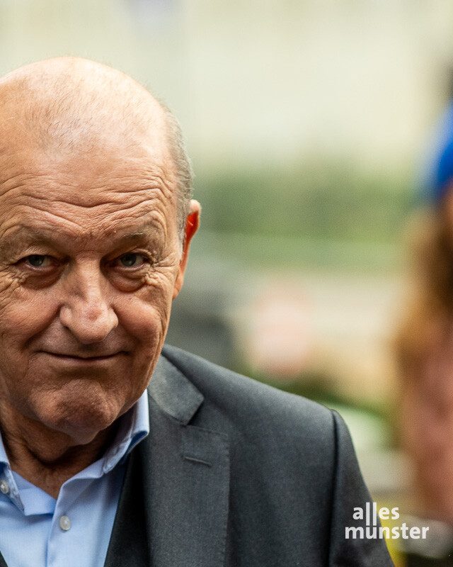 Leonard Lansink im Gespräch mit Gästen beim Promi-Kellnern.