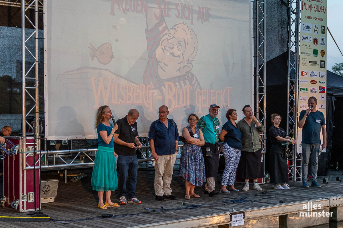 Mitwirkende stehen beim Promi-Kellnern gemeinsam auf der Bühne.